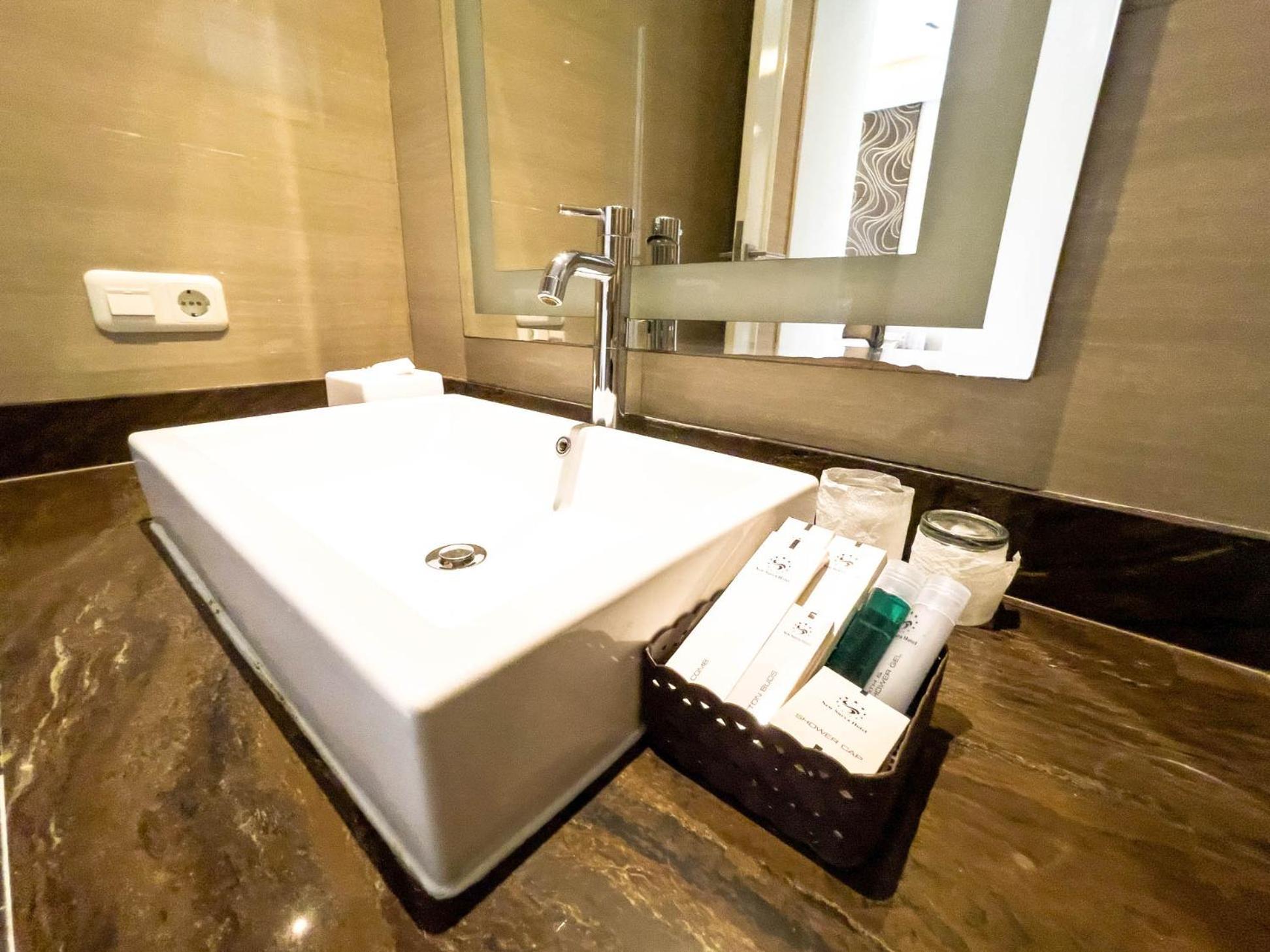 New Surya Hotel Banyuwangi  Eksteriør billede