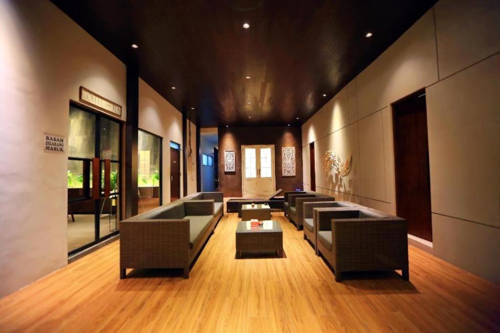 New Surya Hotel Banyuwangi  Eksteriør billede